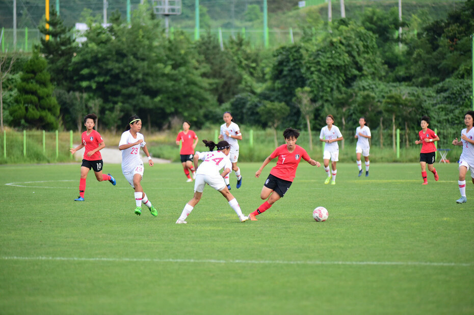 열심히 경기를 하고있는 여자축구 선수들의 모습