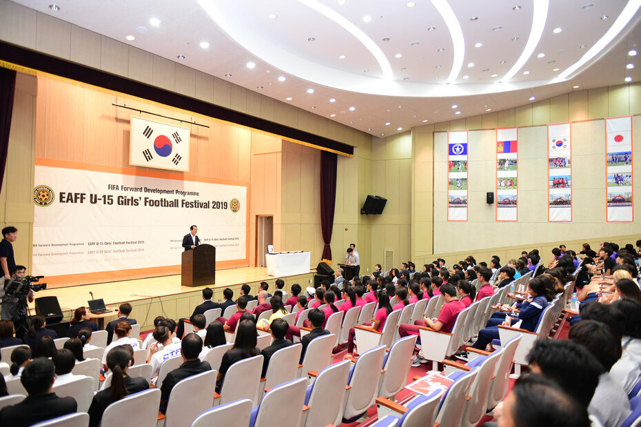 폐막식에 참석해 강당의 자리에 앉아있는 선수 및 관계자들과 단상에 올라 이야기를 하고있는 목포시장