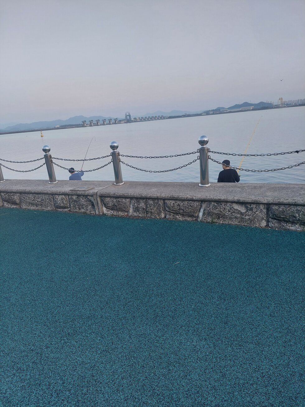걸어가면서본낚시하고있는2명