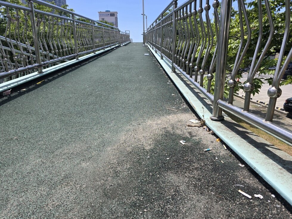 육교  담배 꽁초등 상채