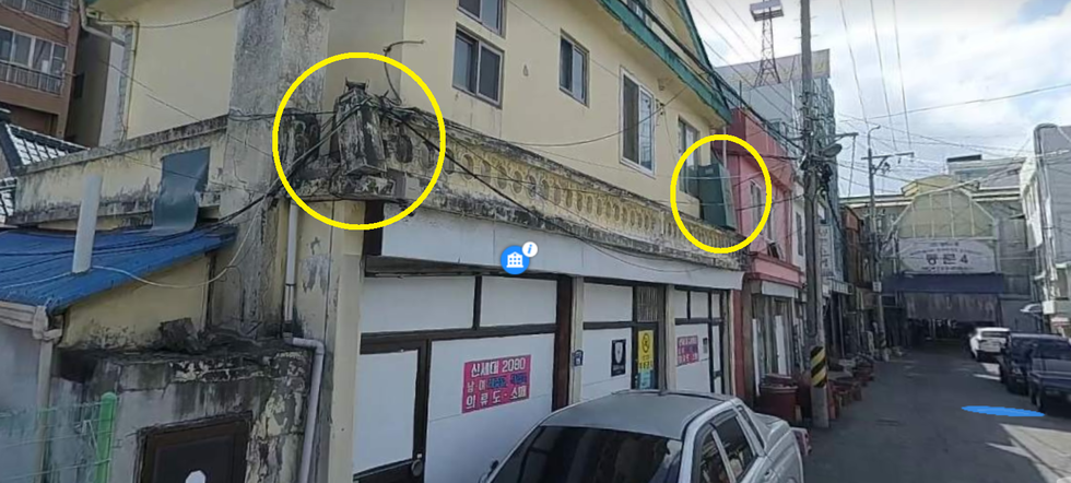 시멘트 울타리가 파손되어 전선으로 묶어 놓음.