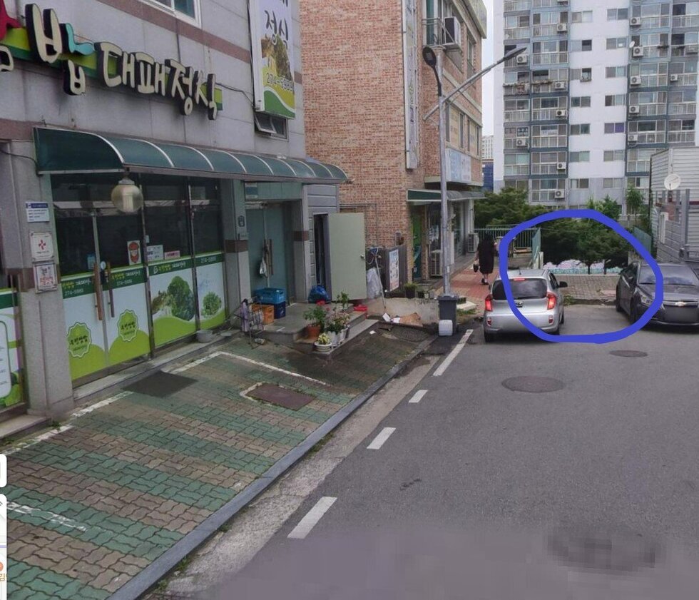 이곳에 쓰레기를 상습적으로 투기하는 곳입니다. 늦은 시간 어린 학생들이 음주와 고성방가로 여러 원룸입주자들이 피해를 보고 있습니다.