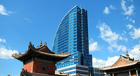 푸른빛 하늘에 반달형의 높은 건물이 우뚝 서있는 전경