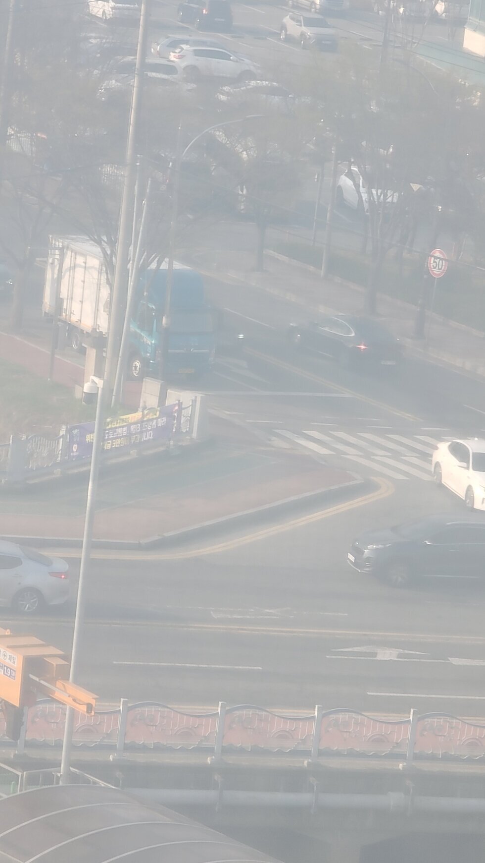 횡단보도 앞 트럭이 세워져서 아이들이 차가 오는지 확인 어려움. 위험.