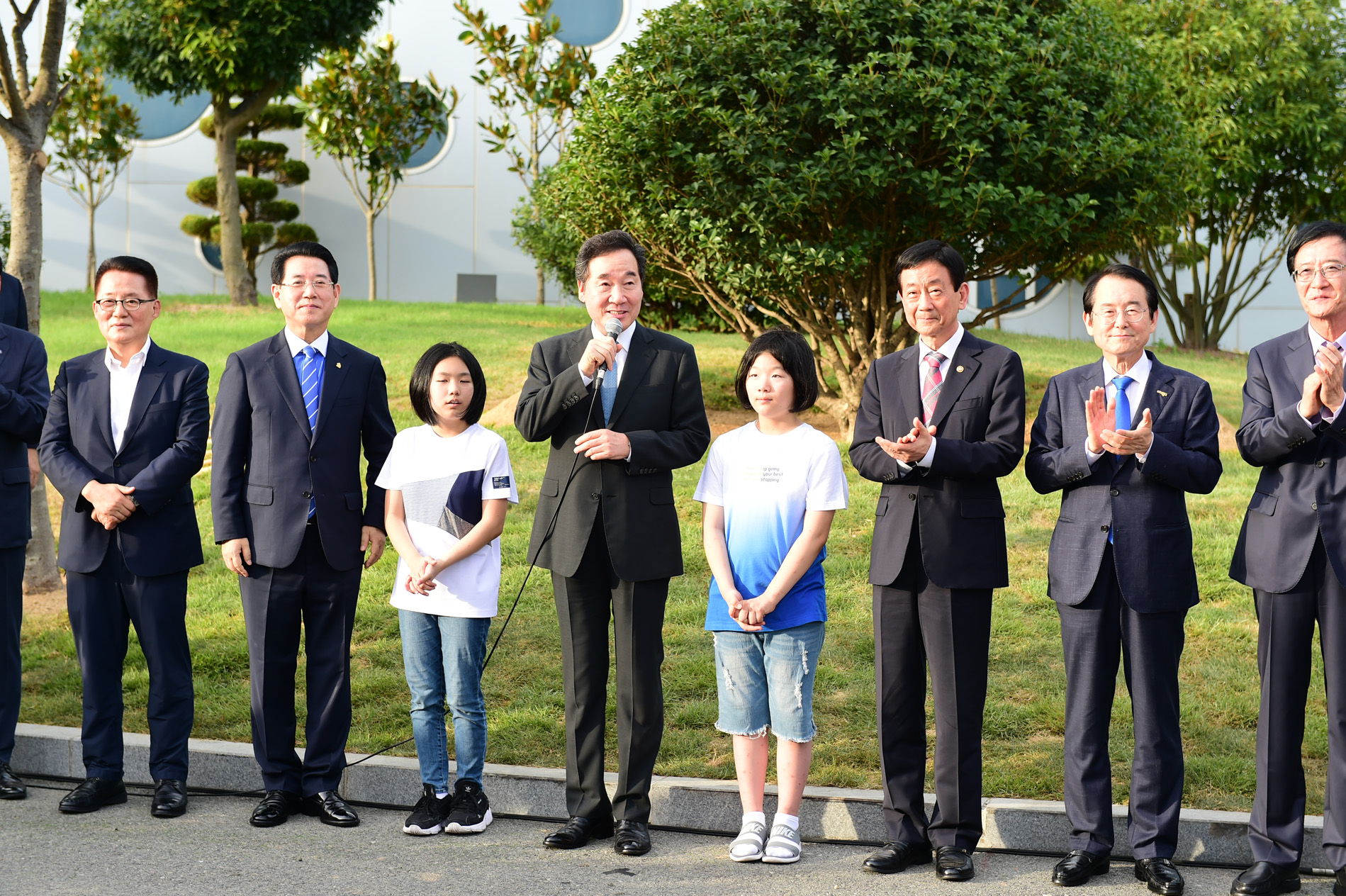 제1회 섬의 날 기념 '대한민국 썸 페스티벌' 기념식 야외무대에서 마이크를 들고있는 국무총리와 어린이, 관계자들의 모습