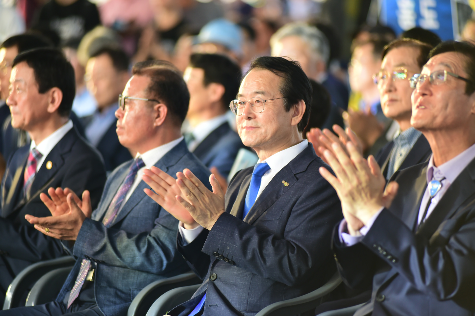 제1회 섬의 날 기념 '대한민국 썸 페스티벌' 기념식에 참석해 박수를 치고있는 목포시장