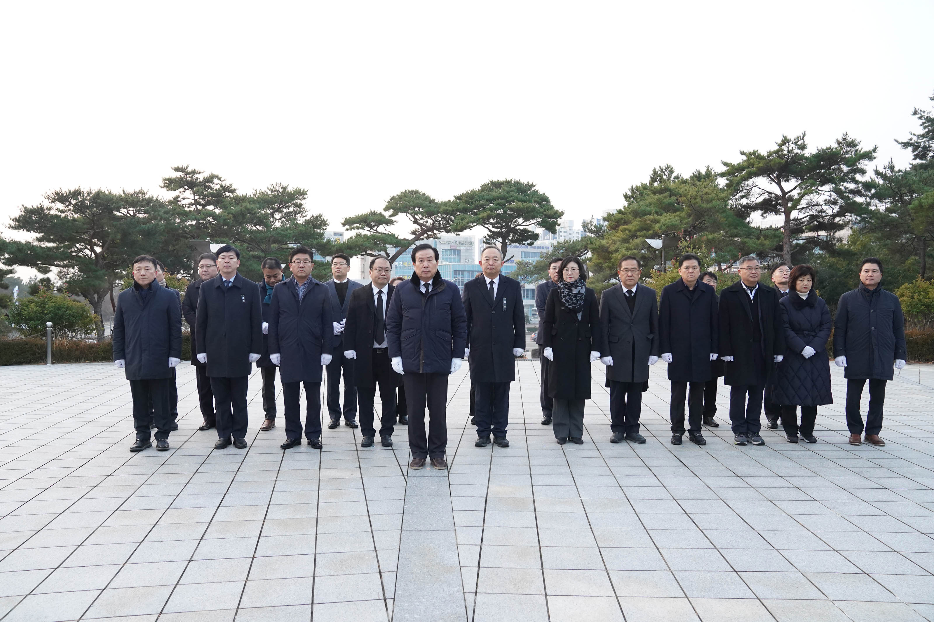 2025년 현충탑 새해맞이 참배 행사에 참석한 20여 명의 인사들이 단체로 서 있는 모습. 가운데에는 박홍률 목포시장이 서 있다.