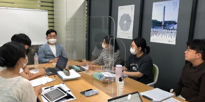 강사님 말에 집중하는 참여자들