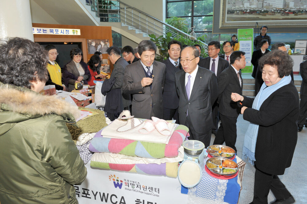 사회적기업공동구매및지원MOU체결15(2012,12,12,시청현관).jpg