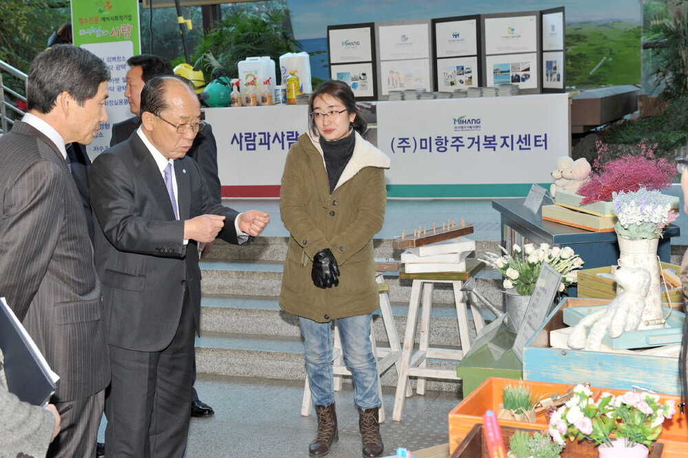 사회적기업공동구매및지원MOU체결19(2012,12,12,시청현관).jpg