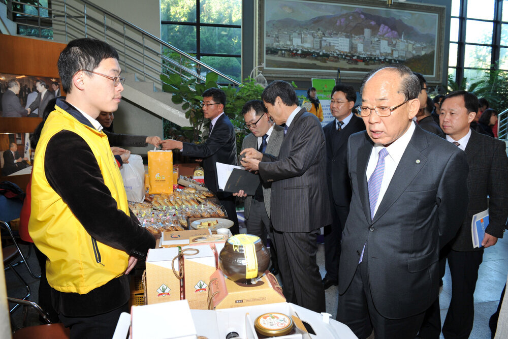 사회적기업공동구매및지원MOU체결14(2012,12,12,시청현관).jpg