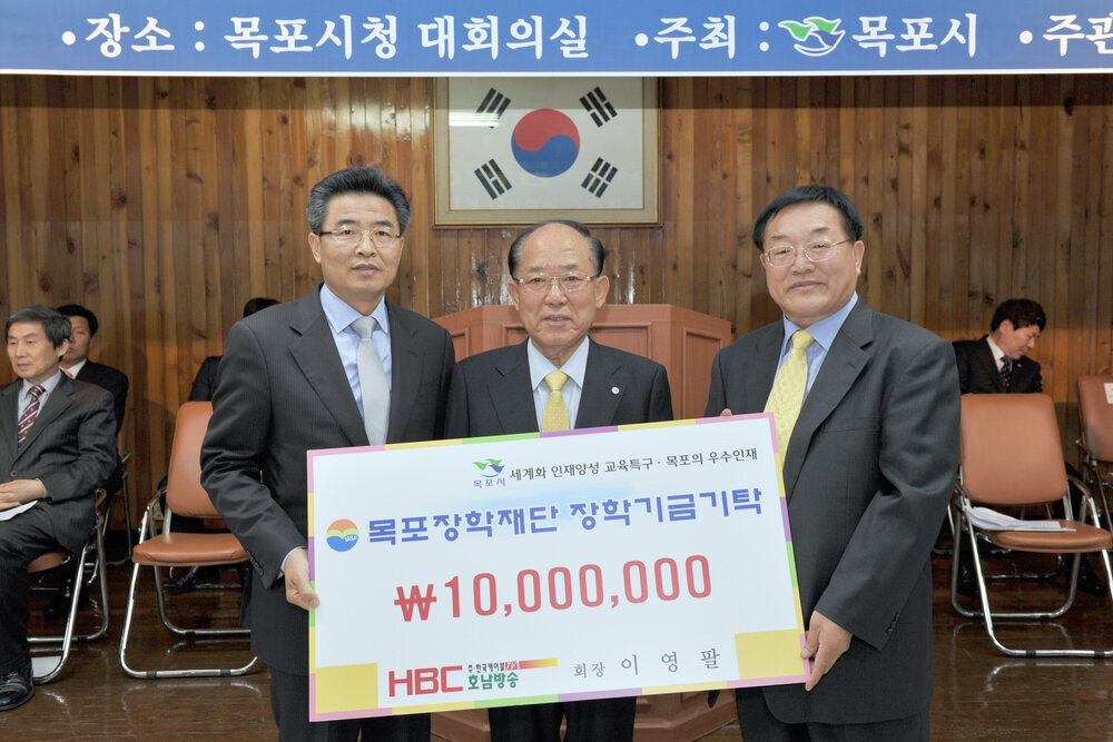 우수중3및고교진학후성적우수자장학증서수여식08(2013,4,9,).jpg