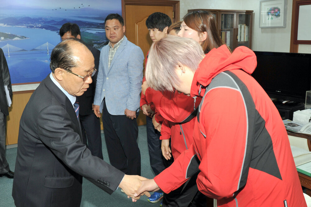 목포시청육상팀원반던지기한국신기록수립격려02(2013,4,23,시장실).jpg
