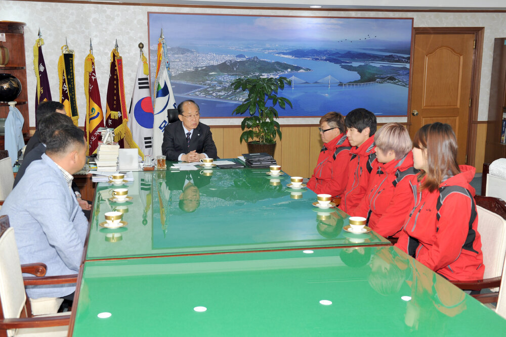 목포시청육상팀원반던지기한국신기록수립격려09(2013,4,23,시장실).jpg
