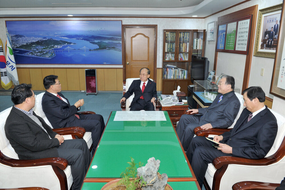 조생구한사랑병원장장학금기탁02(2013,12,24,시장실).jpg