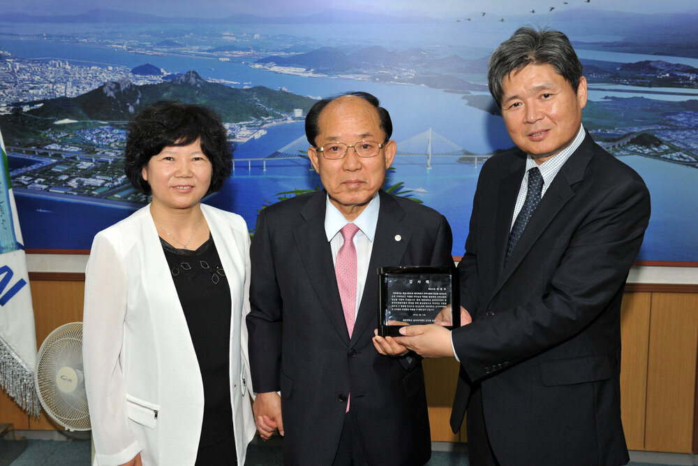 새한대학교정기영공자아카데미원장감사패수취03(2014,6,16,시장실).jpg