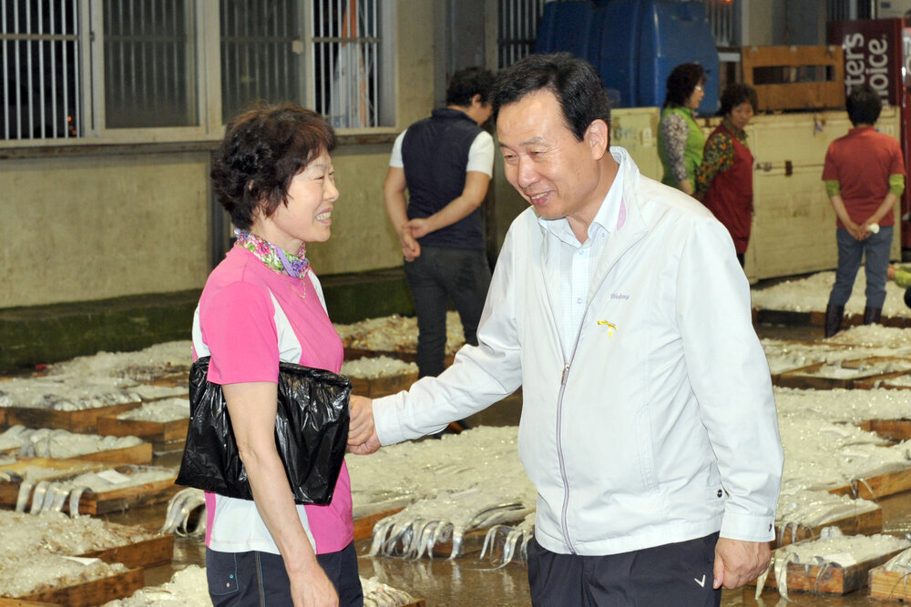 박홍률목포시장취임전수협위판장방문07(2014,7,1,목포수협).jpg
