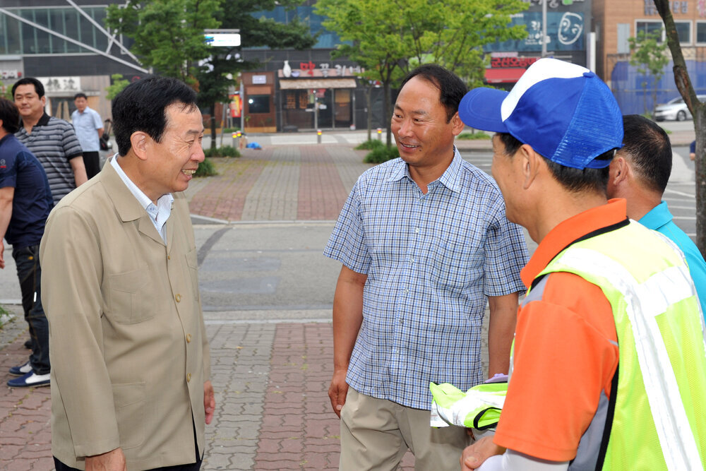 박홍률목포시장취임전시가지청소12(2014,7,1,롯데시네마주차장).jpg