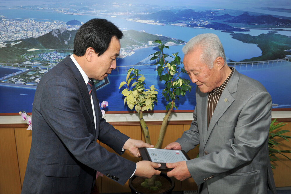 배정만,박병식감사패전달01(2014,11,5,시장실).jpg