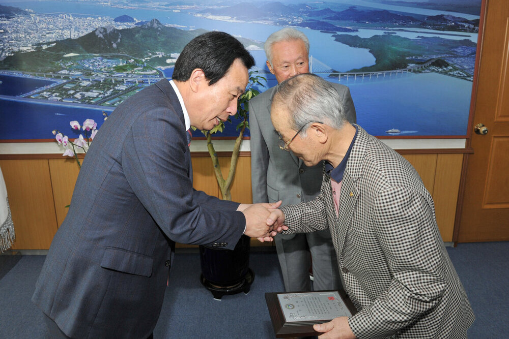 배정만,박병식감사패전달04(2014,11,5,시장실).jpg
