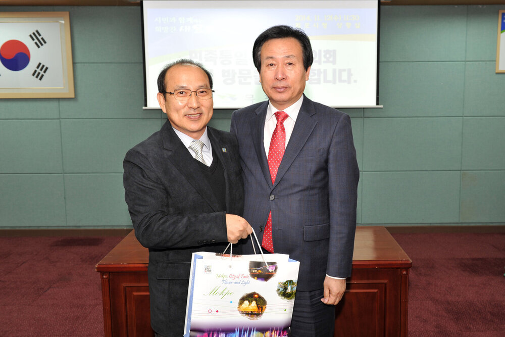 민족통일구미시협의회원목포방문04(2014,11,12,상황실).jpg
