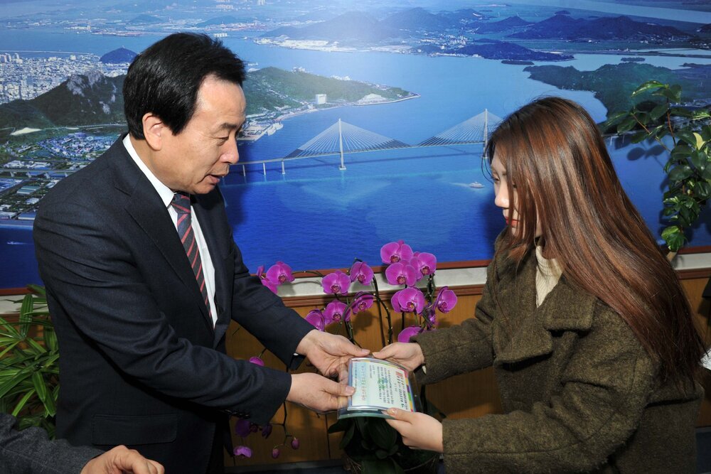 박홍률목포장학재단이사장장학금전달02(2015,2,23,시장실).jpg