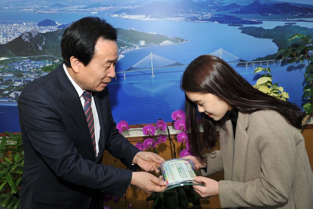 박홍률목포장학재단이사장장학금전달04(2015,2,23,시장실).jpg