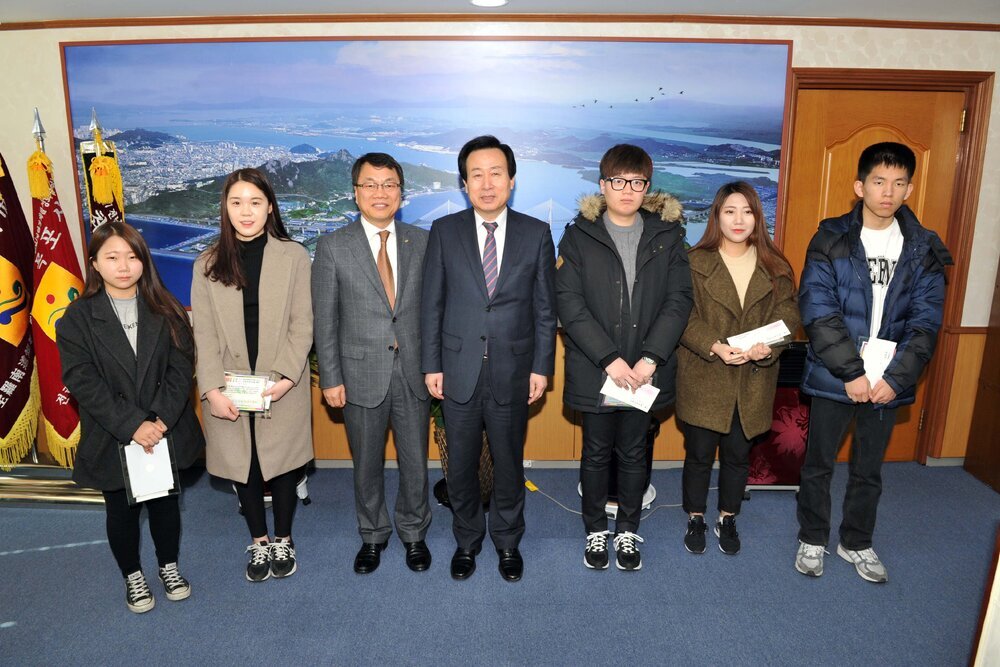 박홍률목포장학재단이사장장학금전달06(2015,2,23,시장실).jpg