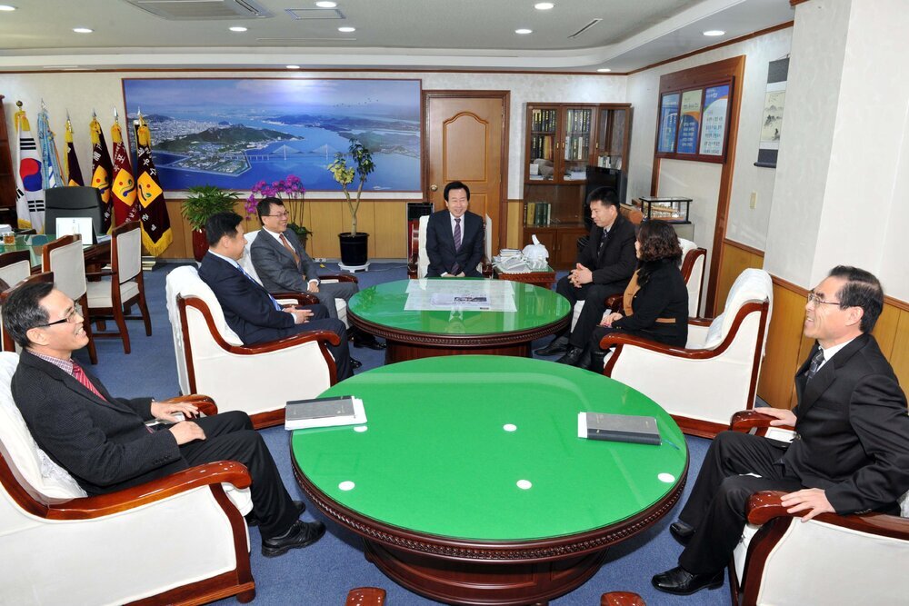 박홍률목포장학재단이사장장학금전달07(2015,2,23,시장실).jpg