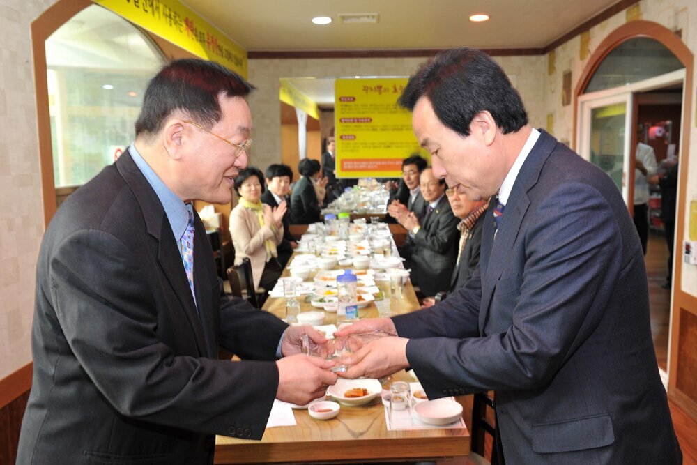 목포장학재단이사장사무국장감사패전달01(2015,2,25,양을산음식점).jpg