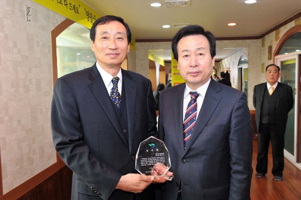 목포장학재단이사장사무국장감사패전달04(2015,2,25,양을산음식점).jpg