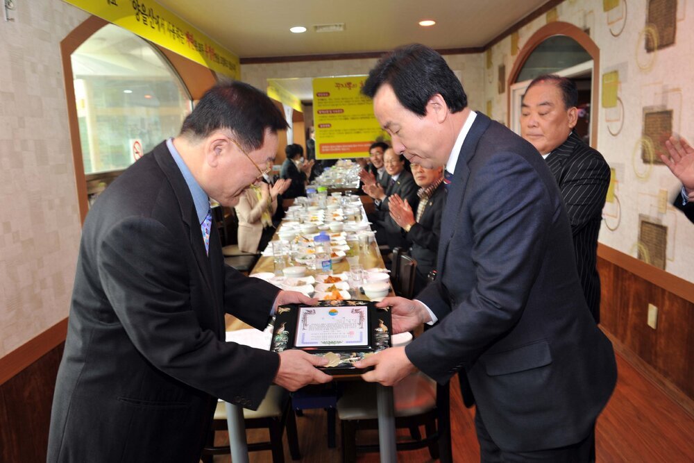 목포장학재단이사장사무국장감사패전달05(2015,2,25,양을산음식점).jpg