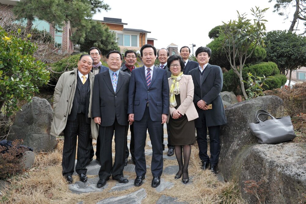 목포장학재단이사장사무국장감사패전달07(2015,2,25,양을산음식점).jpg