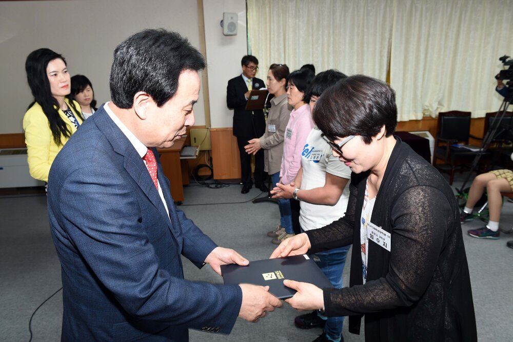 상반기인재육성장학증서수여식12(2015,5,8,상황실).jpg