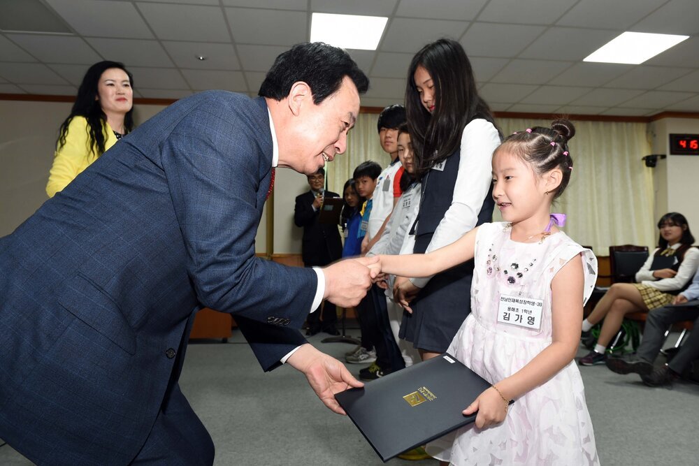상반기인재육성장학증서수여식25(2015,5,8,상황실).jpg