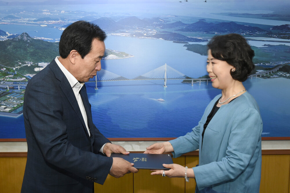 목포시문화예술진흥기금운용심의위원회위원위촉장수여01(2017,6,5,시장실).jpg