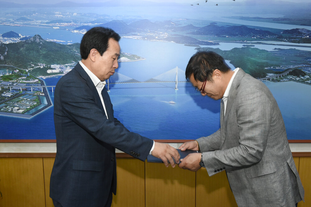 목포시문화예술진흥기금운용심의위원회위원위촉장수여03(2017,6,5,시장실).jpg