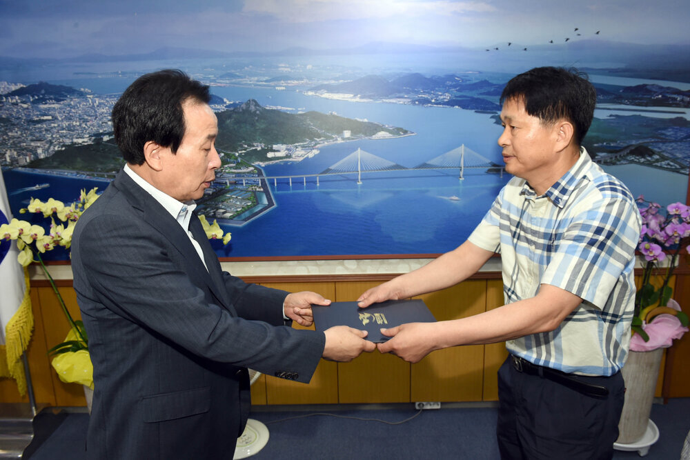 2017,8,1일자사무관전출입임용장전달01(2017,7,31,시장실).jpg