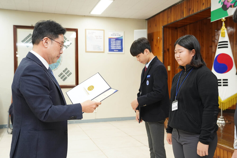 (11.29.회의실) 장학증서 수여식-3