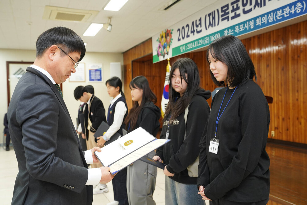 (11.29.회의실) 장학증서 수여식-3