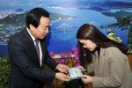 박홍률목포장학재단이사장장학금전달04(2015,2,23,시장실).jpg