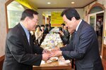목포장학재단이사장사무국장감사패전달01(2015,2,25,양을산음식점).jpg