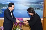정권숙시립연극단객원연출자위촉장수여01(2016,8,30,시장실).jpg